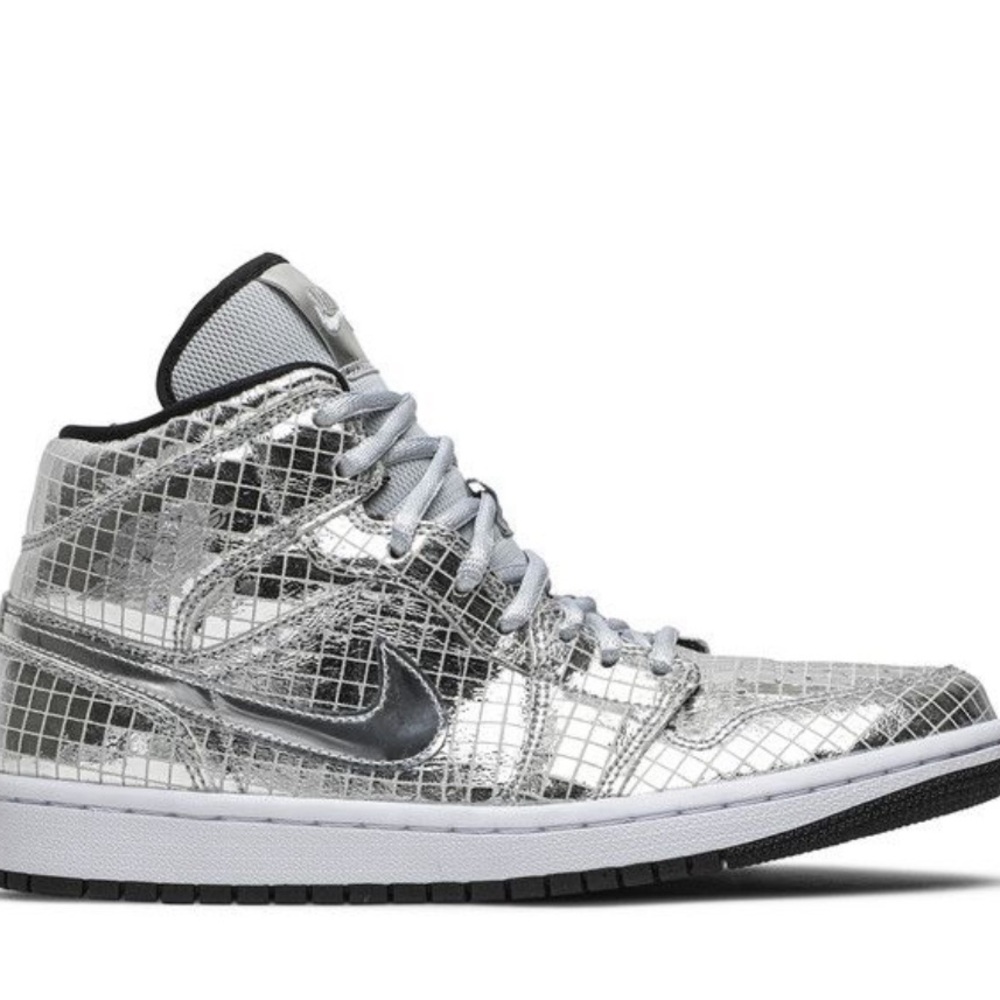 WMNS Air Jordan 1 mid “disco ball”